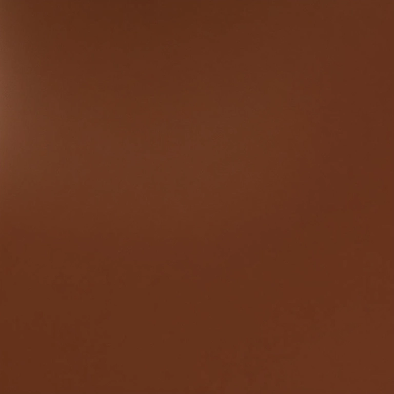 Mulheres brasileiras diversas aplicando primer para controlar o suor e manter a maquiagem impecável.