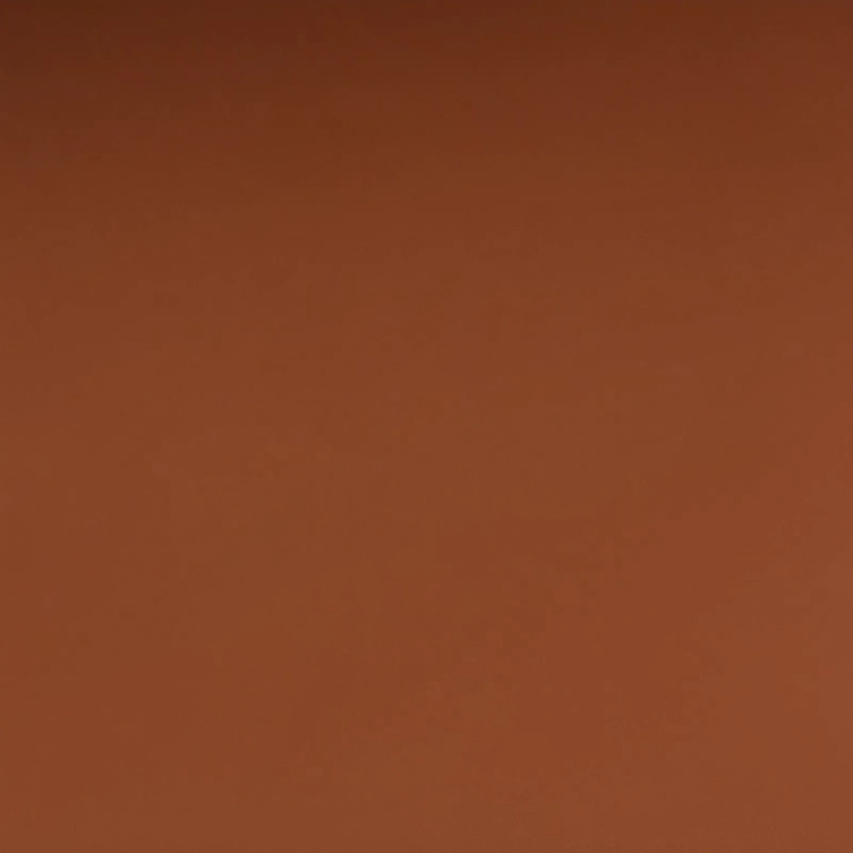 Mulheres diversas aplicando corretivo acessível em diferentes tons de pele.