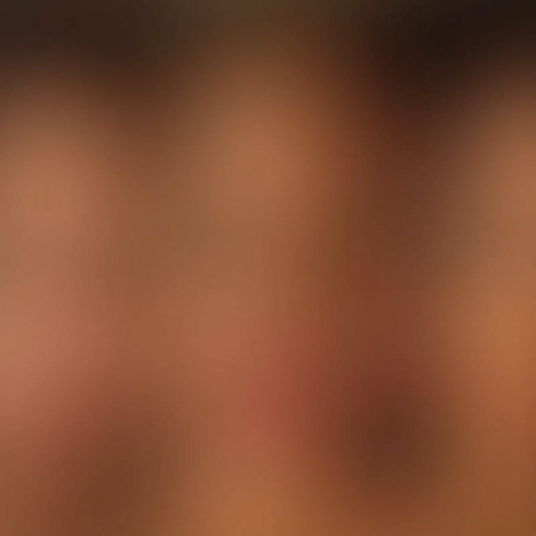 Mulheres diversas aplicando primer no rosto, mostrando diferentes tons de pele e idades.