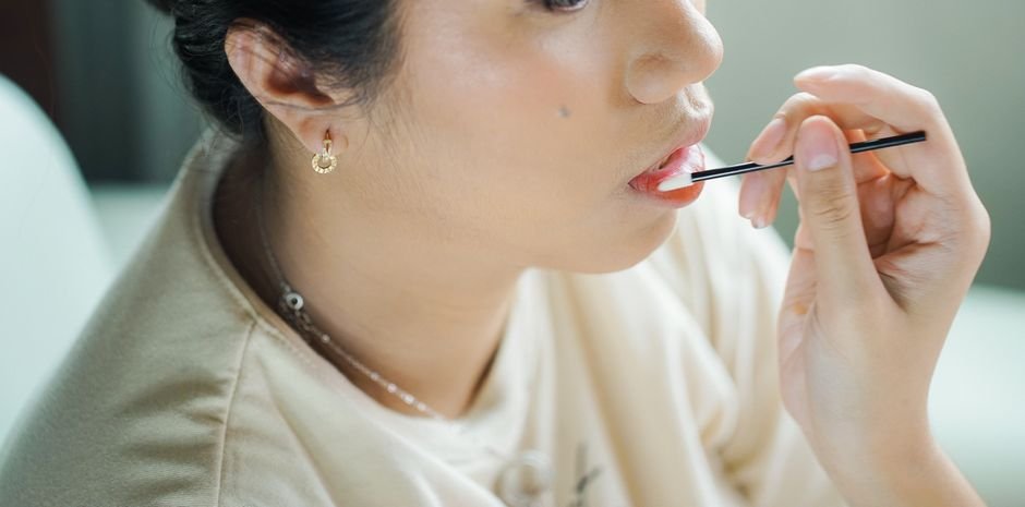 2. Aplique a base labial (opcional mas recomendado)