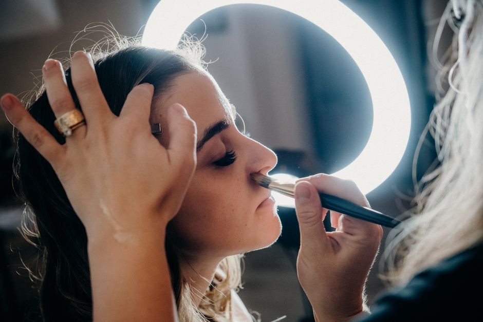 Contorno leve para afastar visualmente os olhos