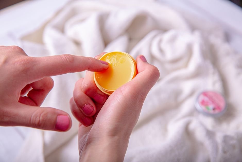 Hidratante labial com cor rosa queimado