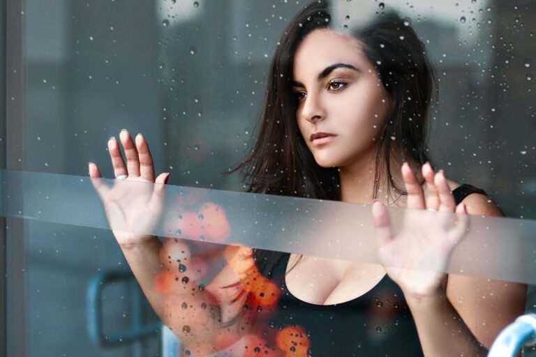 Chuva não estraga mais o seu look! Guia completo de maquiagem à prova d'água