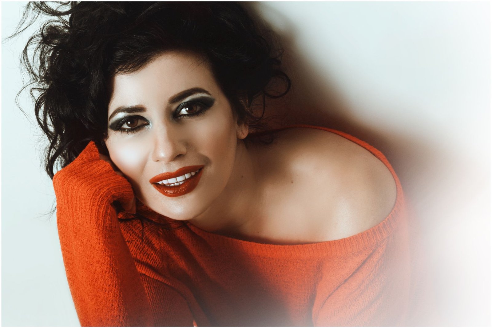 Poderosa e no controle! Como fazer a maquiagem estilo mob wife que dominou as redes