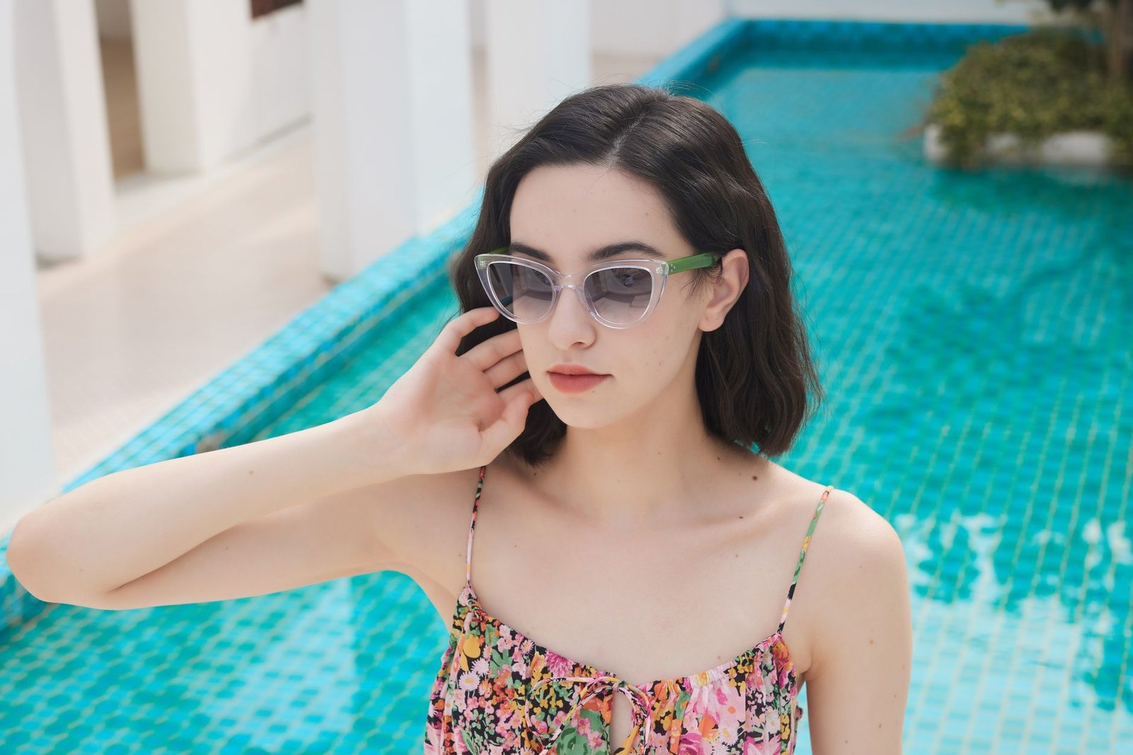 Maquiagem à prova de piscina! O que usar para não borrar nem embaixo d'água
