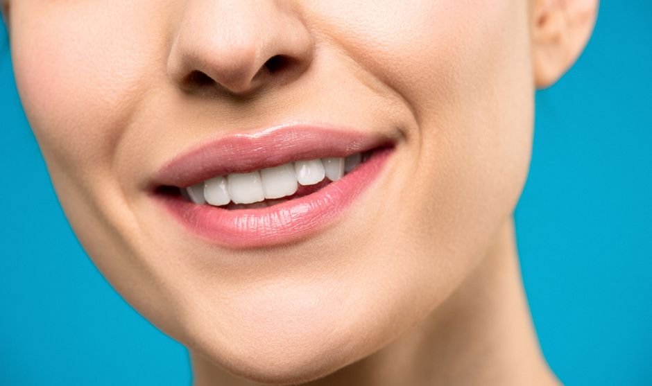 O que é essa ilusão óptica do batom nos dentes