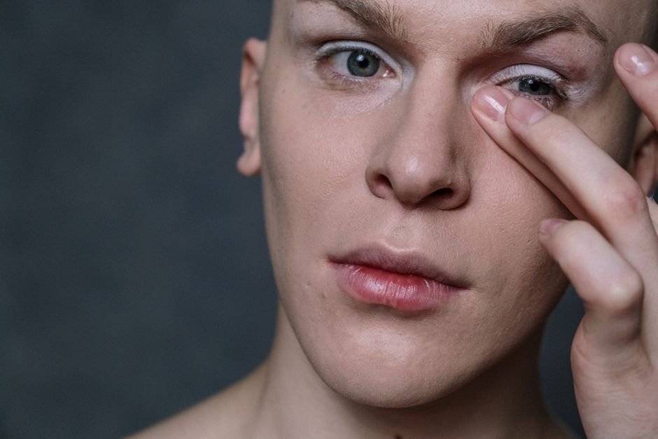 Para fixar o corretivo embaixo dos olhos (baking)
