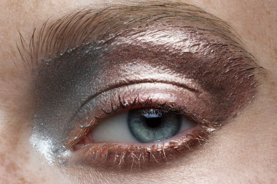 Sombra em creme metálica para um efeito molhado