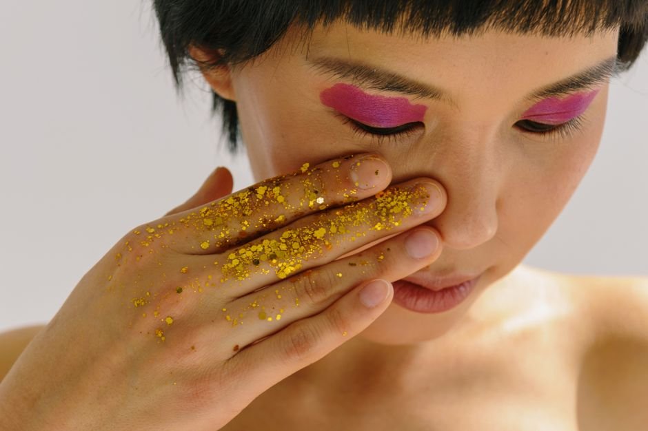 Por que a sombra glitter é tão querida (e tão traiçoeira)