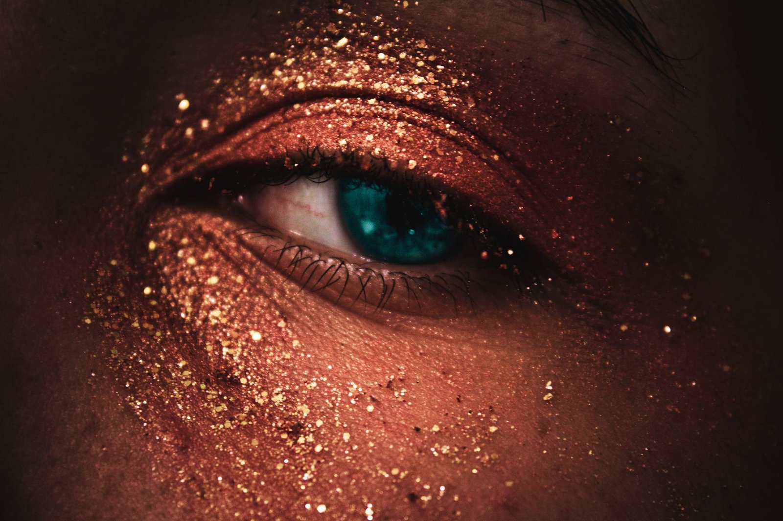 Sombra glitter sem espalhar! O passo a passo que salva a make de festa!