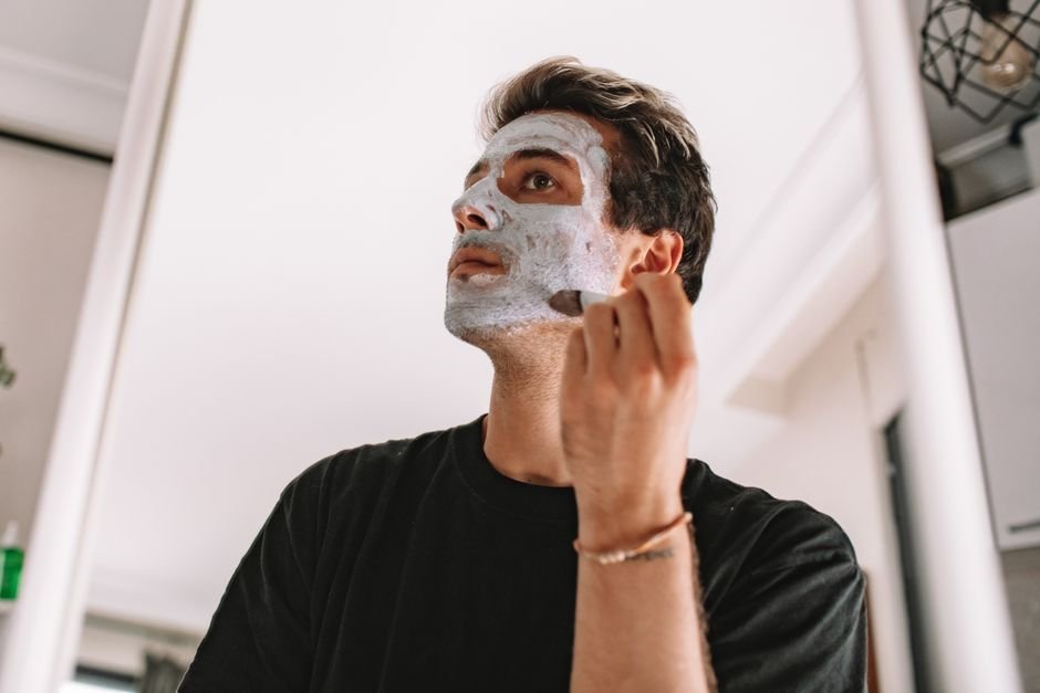 Strobing na maquiagem masculina