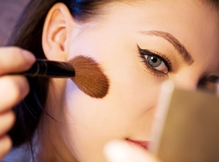 Bochecha esculpida em 2 minutos! A técnica de blush draping que substitui o contorno inteiro!
