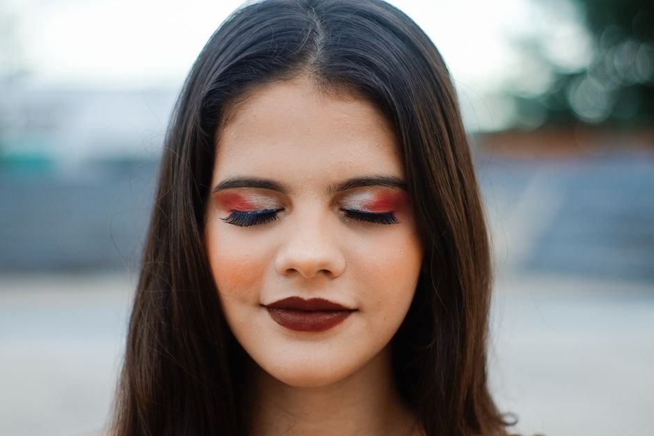 Vermelho com subtom azulado