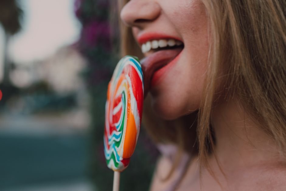 2. Lamber os lábios o dia inteiro