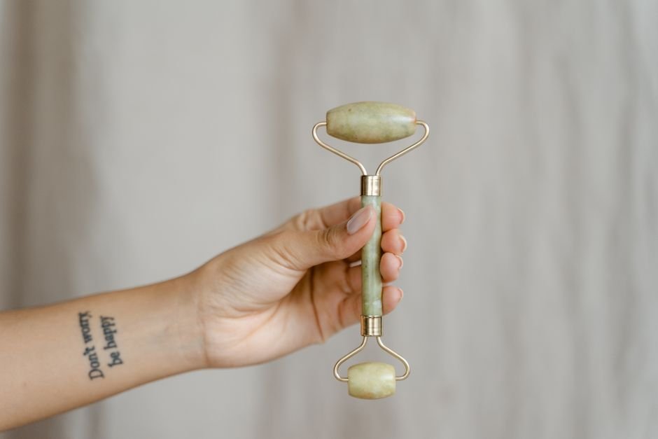 3. Rolo de jade ou quartzo gelado