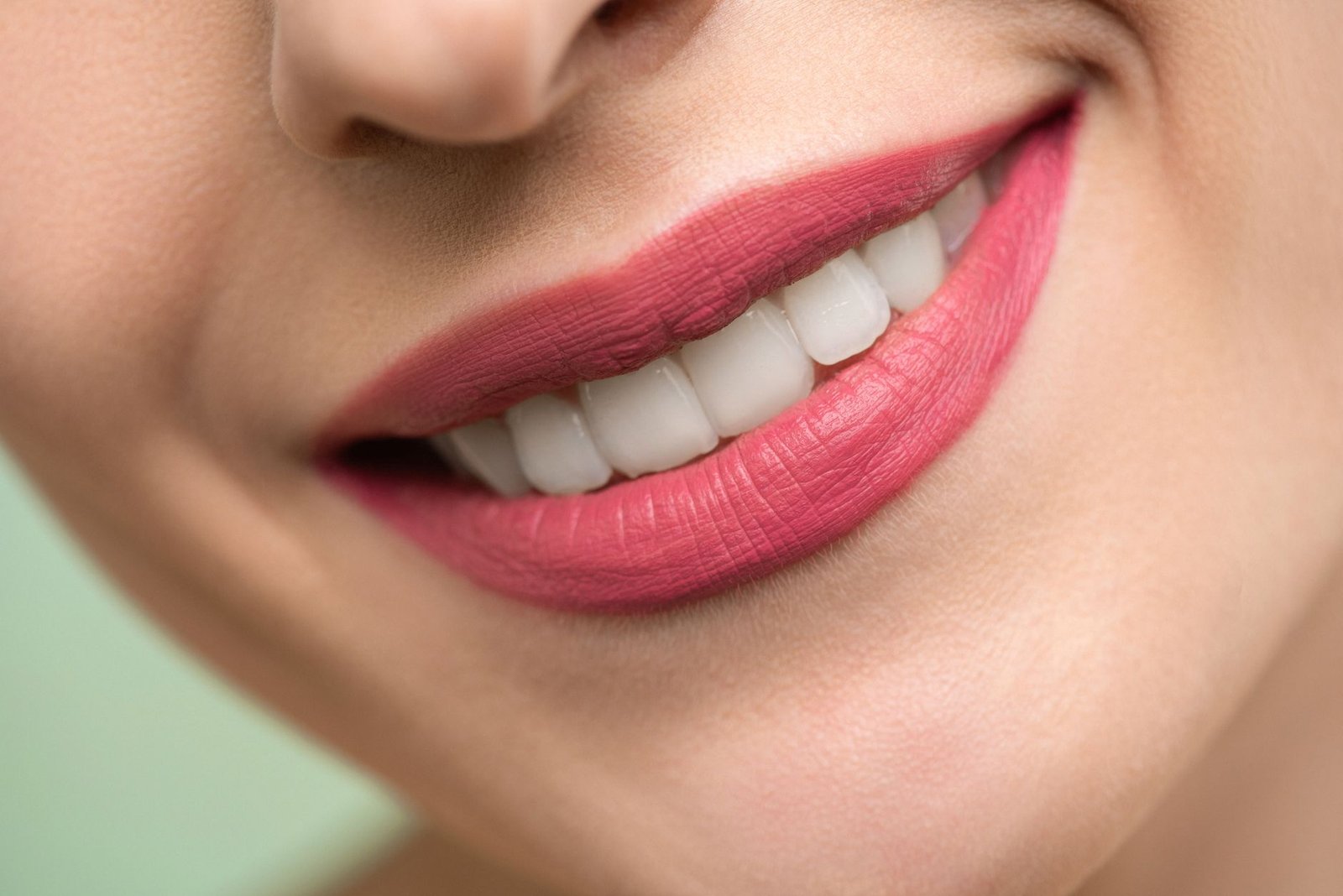 Bronzeado parece mais aceso com essa cor! Os 7 melhores tons de batom coral para iluminar o sorriso!