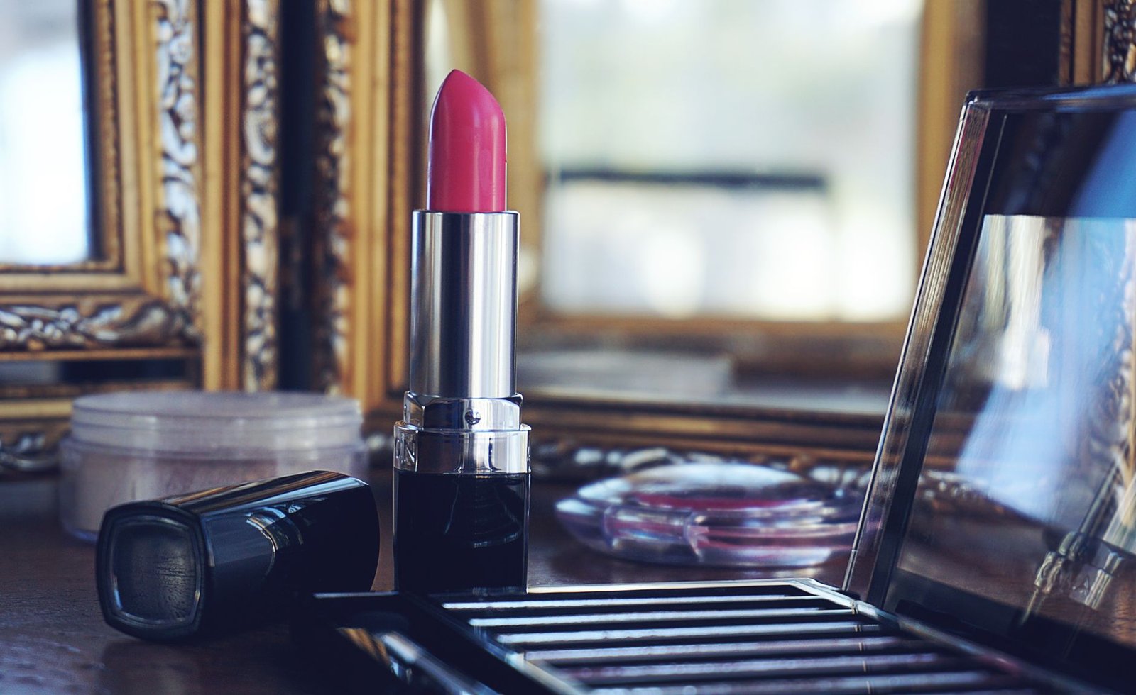 Batom virou pó! Conheça o lip powder, a tendência que está dominando as nécessaires!