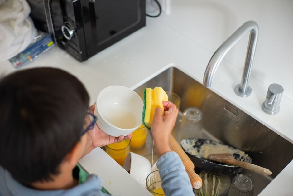 Deixe a esponja de molho por alguns minutos