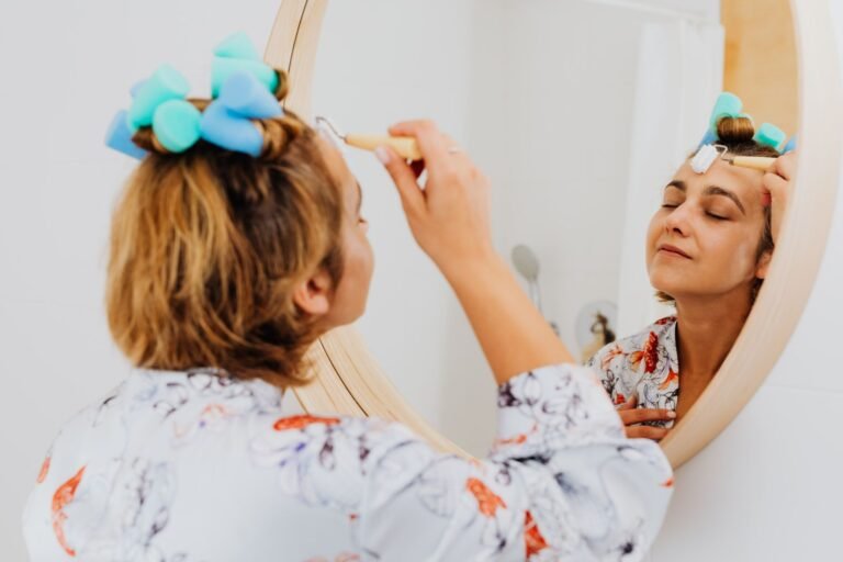 Efeito lifting sem agulha! O guia completo do face taping, a fitinha que vira sensação antes da make!