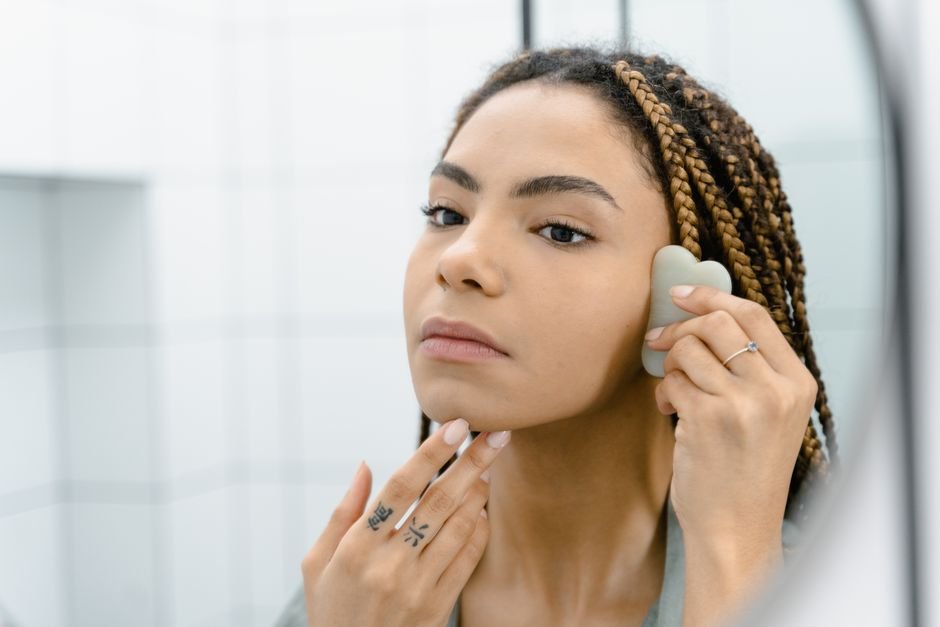Por que fazer o gua sha antes da maquiagem?